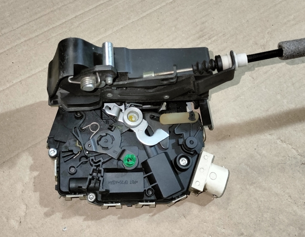 Замок задней двери, левой LR013381 LAND ROVER