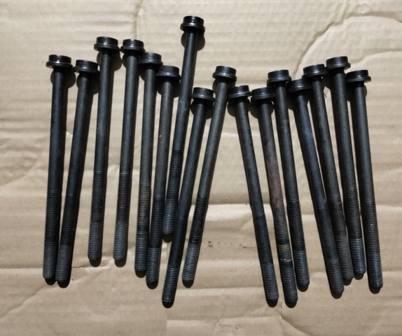 Болт крепления головки блока цилиндров LR026143 LAND ROVER