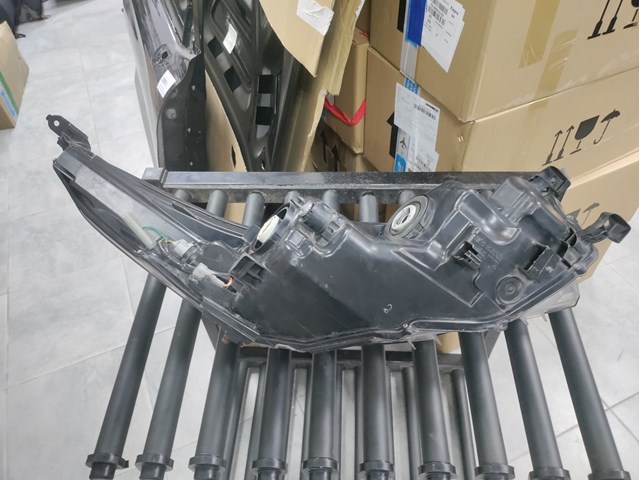 811500E250 TOYOTA Фара левая купить в Киев