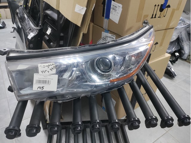 811500E250 TOYOTA Фара левая купить в Ирпень