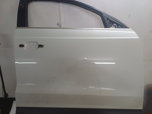 Пассажирская передняя дверь 8U0831052C VAG