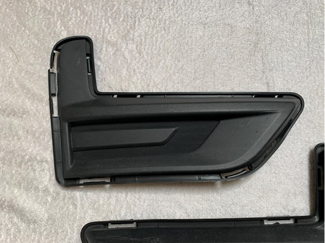 NISSAN 622565HK0A Заглушка (решетка) противотуманных фар бампера переднего правая в наличии Чернигов