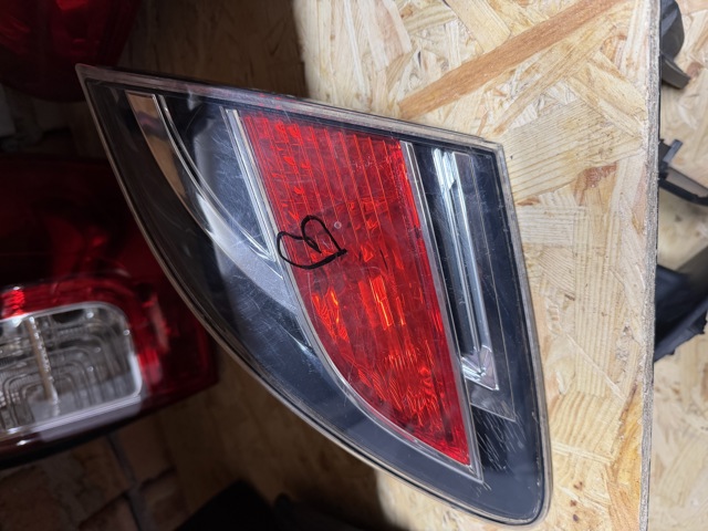 Задняя левая внутренняя фара 13241055 MAZDA
