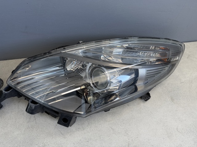 Блок фара левая 260607549R RENAULT