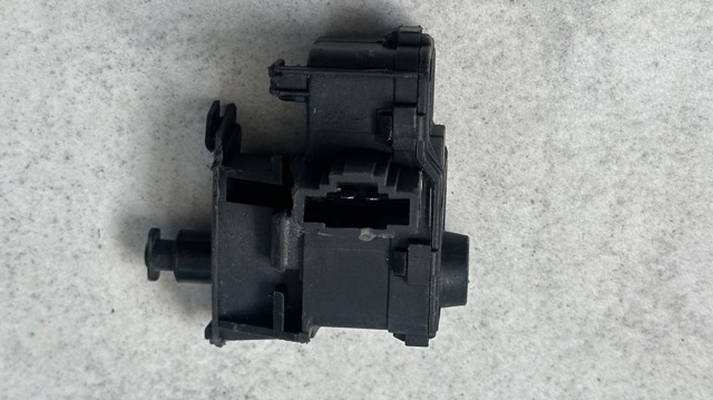 VAG 7P0810773B Мотор-привод открытия лючка бака в наличии Киев