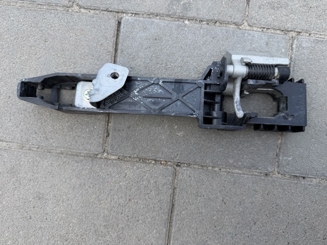 Держатель наружной ручки двери, передней правой 80610EB30B NISSAN