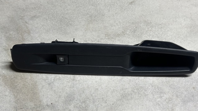 Кнопка стеклоподъемника передняя правая 809600018R RENAULT