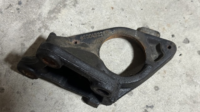 Опора подвесного подшипника передней полуоси 8200452283 RENAULT