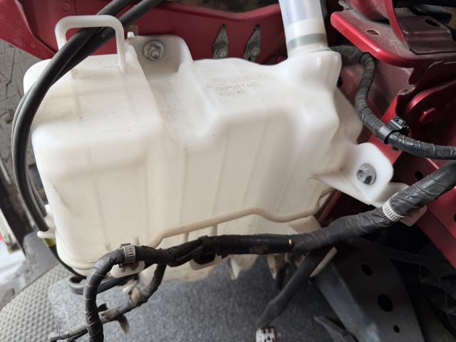 Водяной бачок омывателя стекла GHP967480 MAZDA