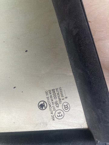Стекло двери задней левой 43R00048 VAG