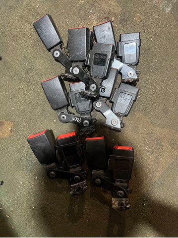 4G0857739 VAG Рычаг (замок) фиксации ремня безопасности задний левый купить в Каменское