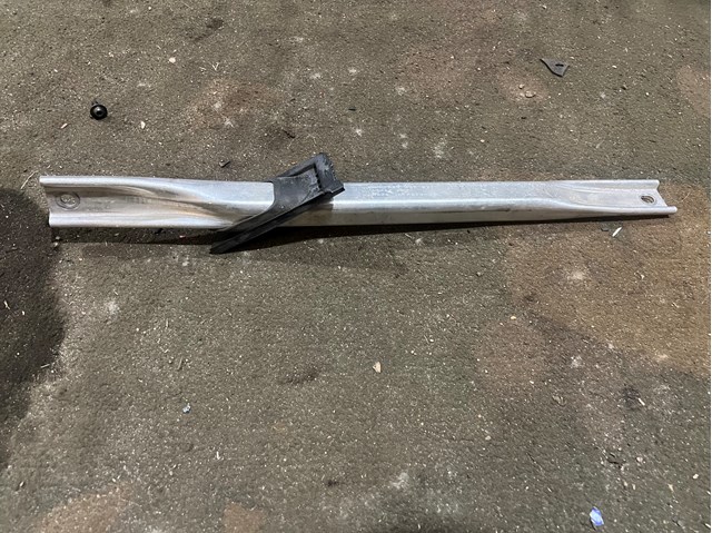8W0805645 VAG Распорка передних стоек подвески левая купить в Одесса