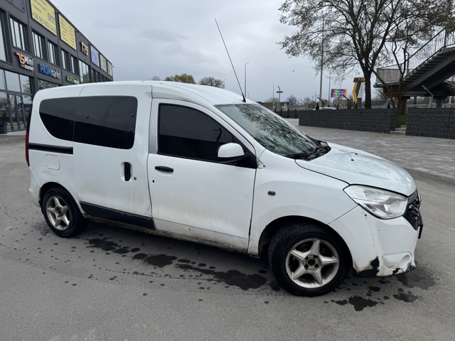 Пассажирская передняя дверь 801009178R RENAULT