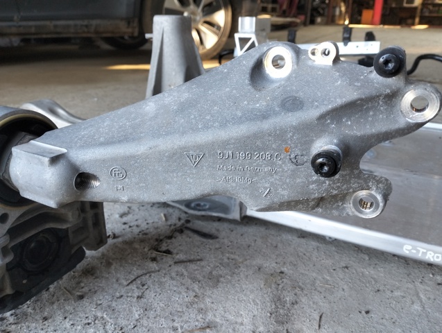 Кронштейн подушки (опоры) двигателя, задней 9J1199208C PORSCHE
