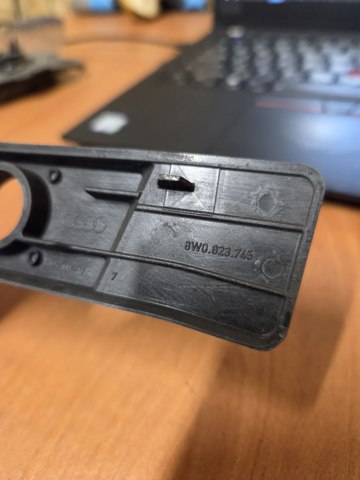 Заглушка жабо боковая 8W0823745 VAG