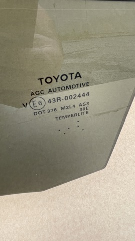 681040E090 TOYOTA Стекло двери задней левой купить в Киев