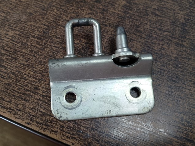 A9067400032 MERCEDES Петля-зацеп (ответная часть) замка двери задней распашной левый нижний купить в Полтава