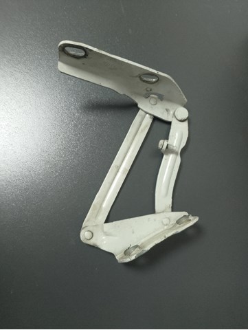 Завеса капота правая 9067500121 MERCEDES