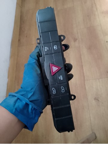 Блок кнопок центральной консоли A9068702110 MERCEDES