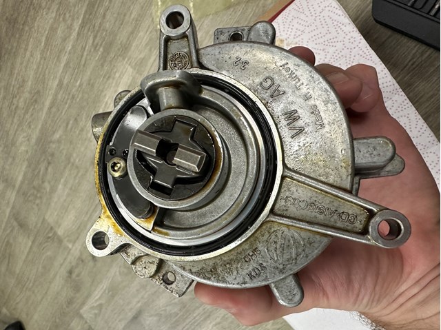 VAG 06M145100L Вакуумный насос в наличии Харьков