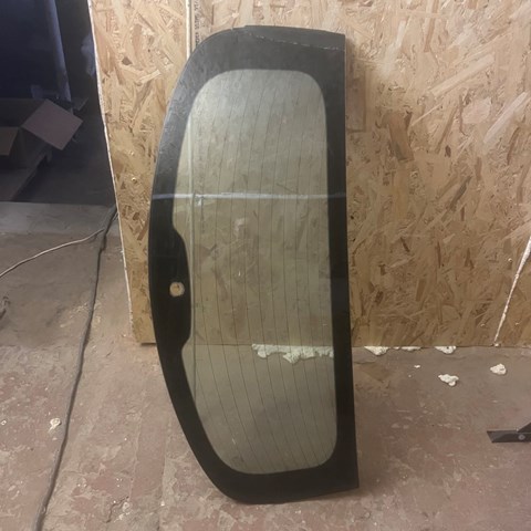Стекло крышки багажника 90300JD000 NISSAN