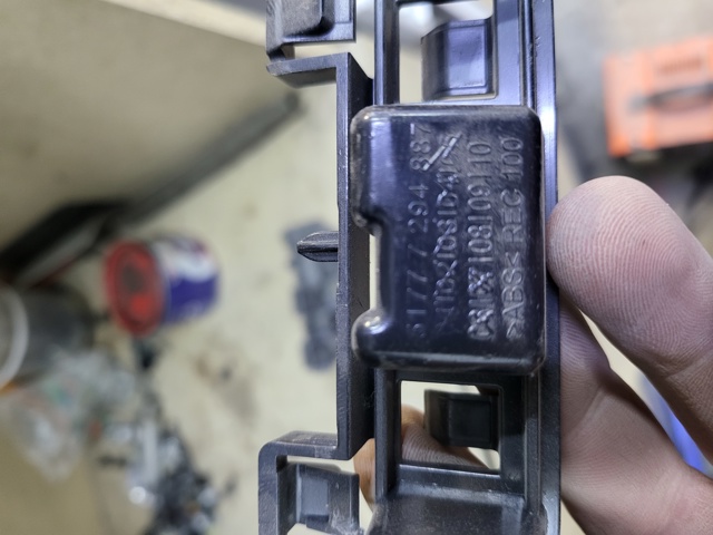 BMW 51777294887 Кронштейн наружной накладки порога левой в наличии Сумы