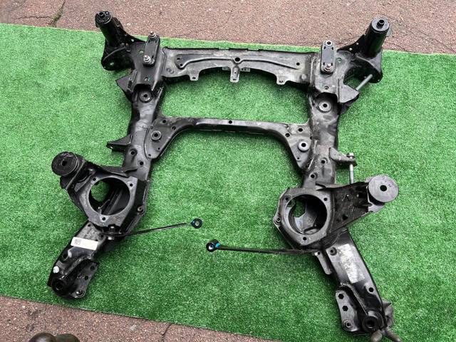Поперечина передней подвески 31106884852 BMW