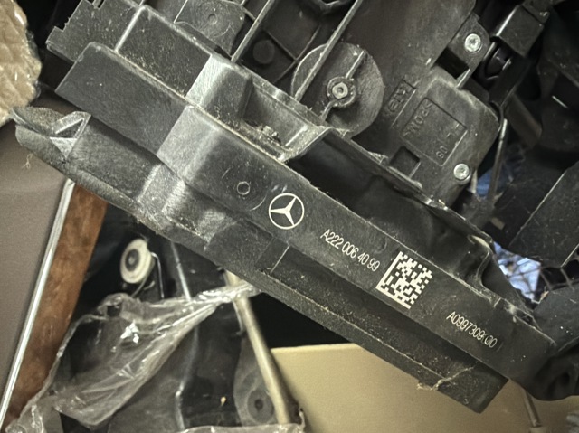 Замок двери задней правой 2220064099 MERCEDES