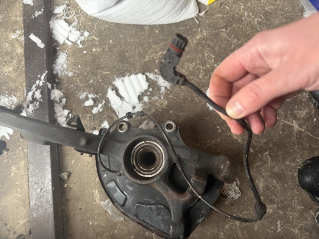 MERCEDES A2213324001 Цапфа передняя правая в наличии Николаев