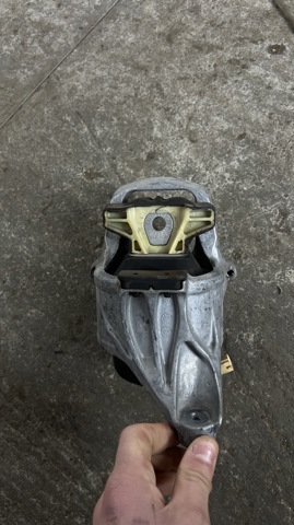8W0199371CQ VAG Левая подушка двигателя купить в Кривой Рог