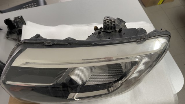 260607366R RENAULT Левая фара купить в Ирпень