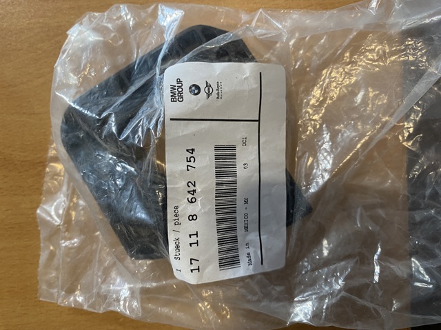 BMW 17118642754 Кронштейн радиатора нижний в наличии Львов