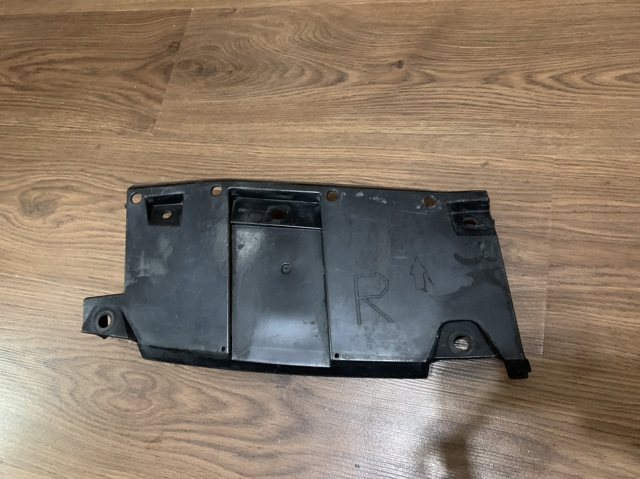Защита заднего бампера 587230R010 TOYOTA