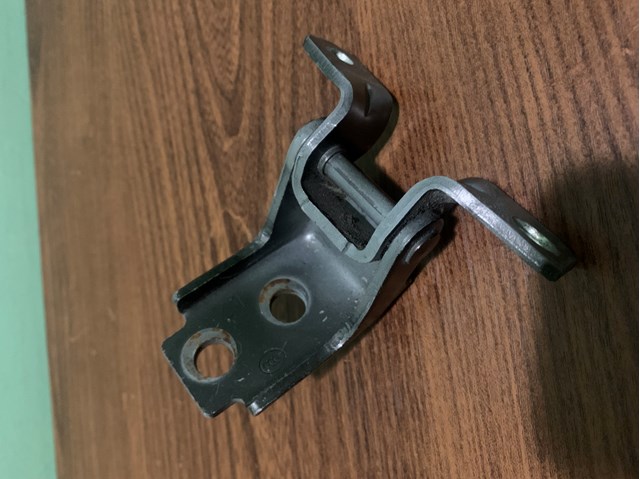 Дверной шарнир водительской вери KD5359210 MAZDA