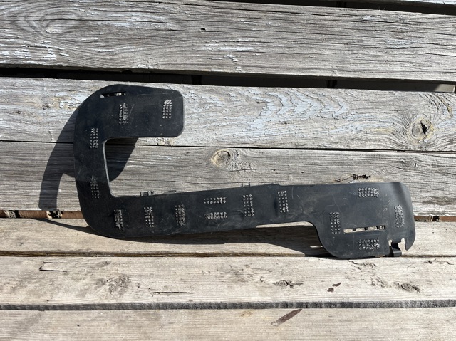 Кронштейн крепления противотуманной фары, левой 149374700A TESLA