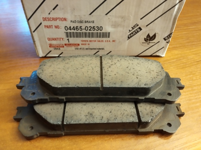 Передние тормозные колодки 0446502530 TOYOTA