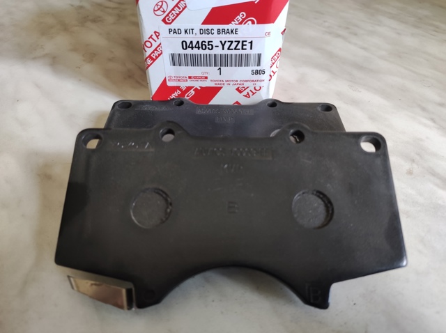 Колодки тормозные передние дисковые 04465YZZE1 TOYOTA