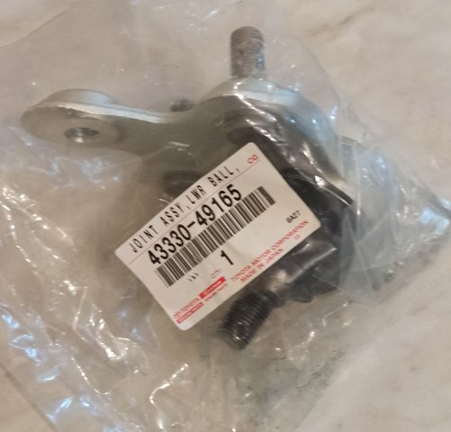 Нижняя правая шаровая опора 4333049165 TOYOTA