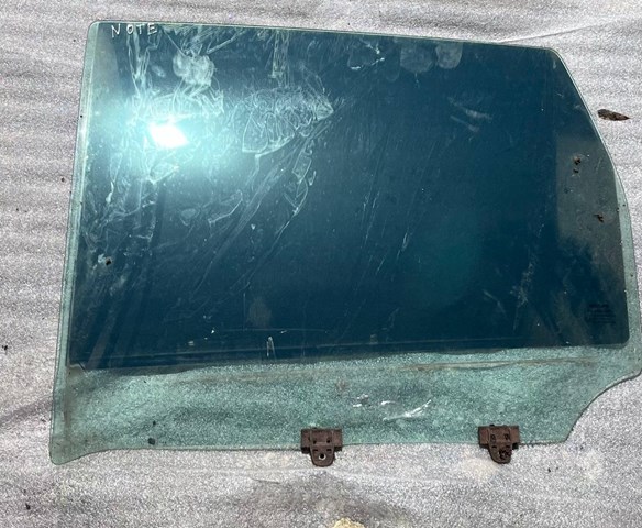 Стекло задней двери, левой 823019U000 NISSAN