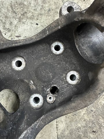 31216760954 BMW Цапфа (поворотный кулак) передний правый купить в Ужгород