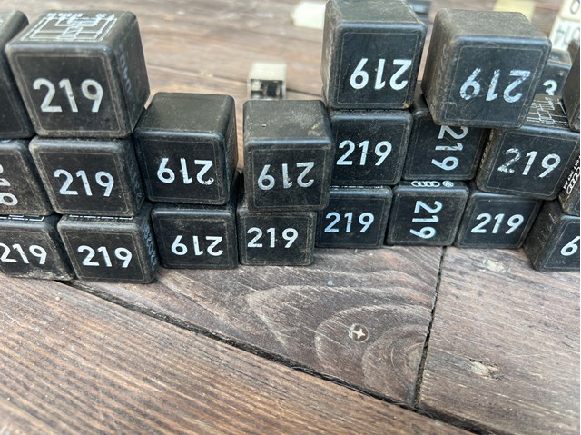 Реле топливного насоса 443951253AA VAG