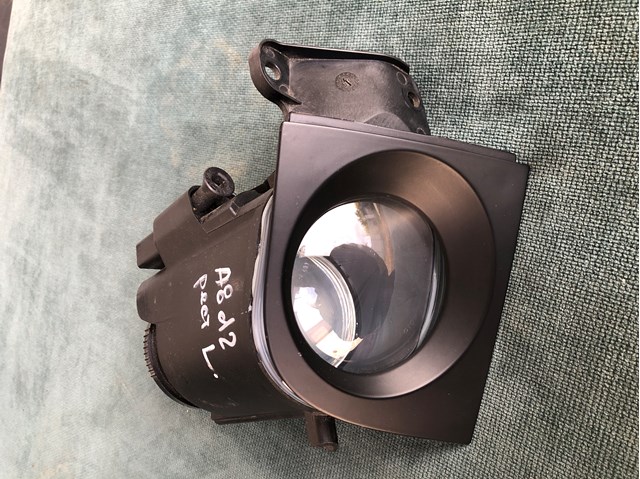 Противотуманка левая 4D0941699 VAG