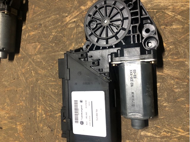 Мотор стеклоподъемника двери задней, правой 7L0959794 VAG