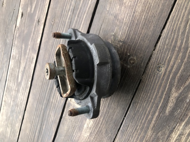 Подушка коробки передач 8E0399105G VAG