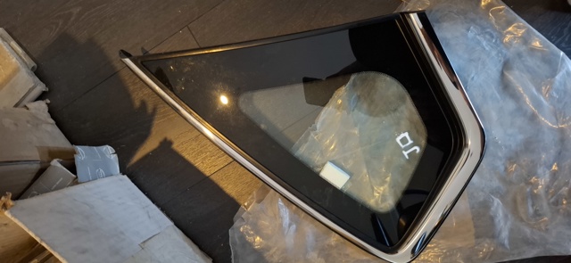833009W50A NISSAN Стекло кузова (багажного отсека) правое купить в Киев