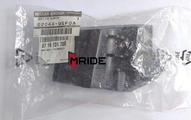 Левый кронштейн переднего бампера 6204495F0A NISSAN