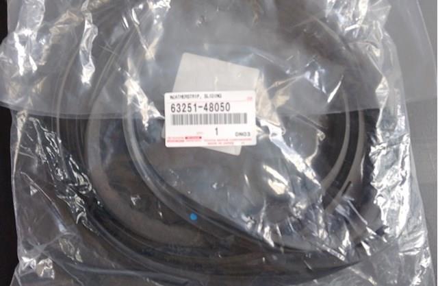 Уплотнитель люка крыши 6325148050 TOYOTA