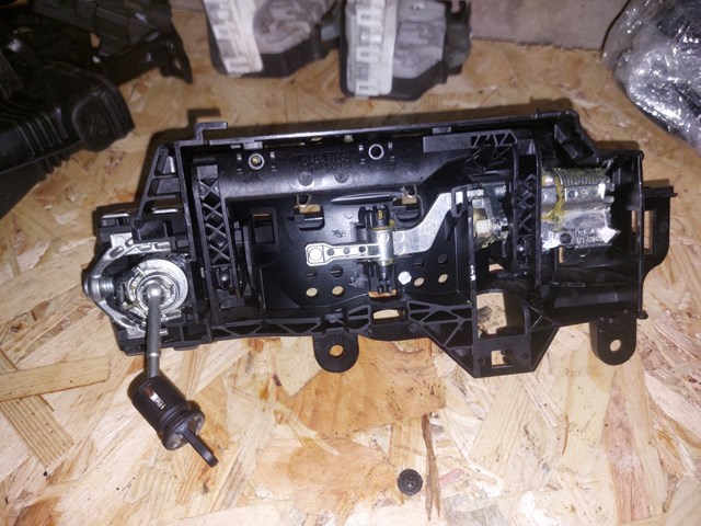 Держатель наружной ручки двери, передней левой 8W01837811A VAG