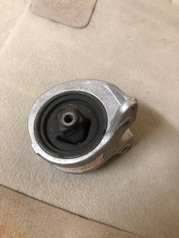 1121062J00 NISSAN Правая подушка двигателя купить в Кривой Рог
