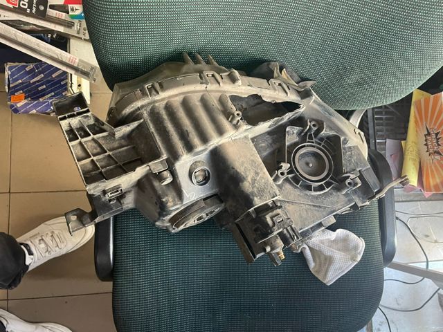 8301B577 MITSUBISHI Левая фара купить в Украина